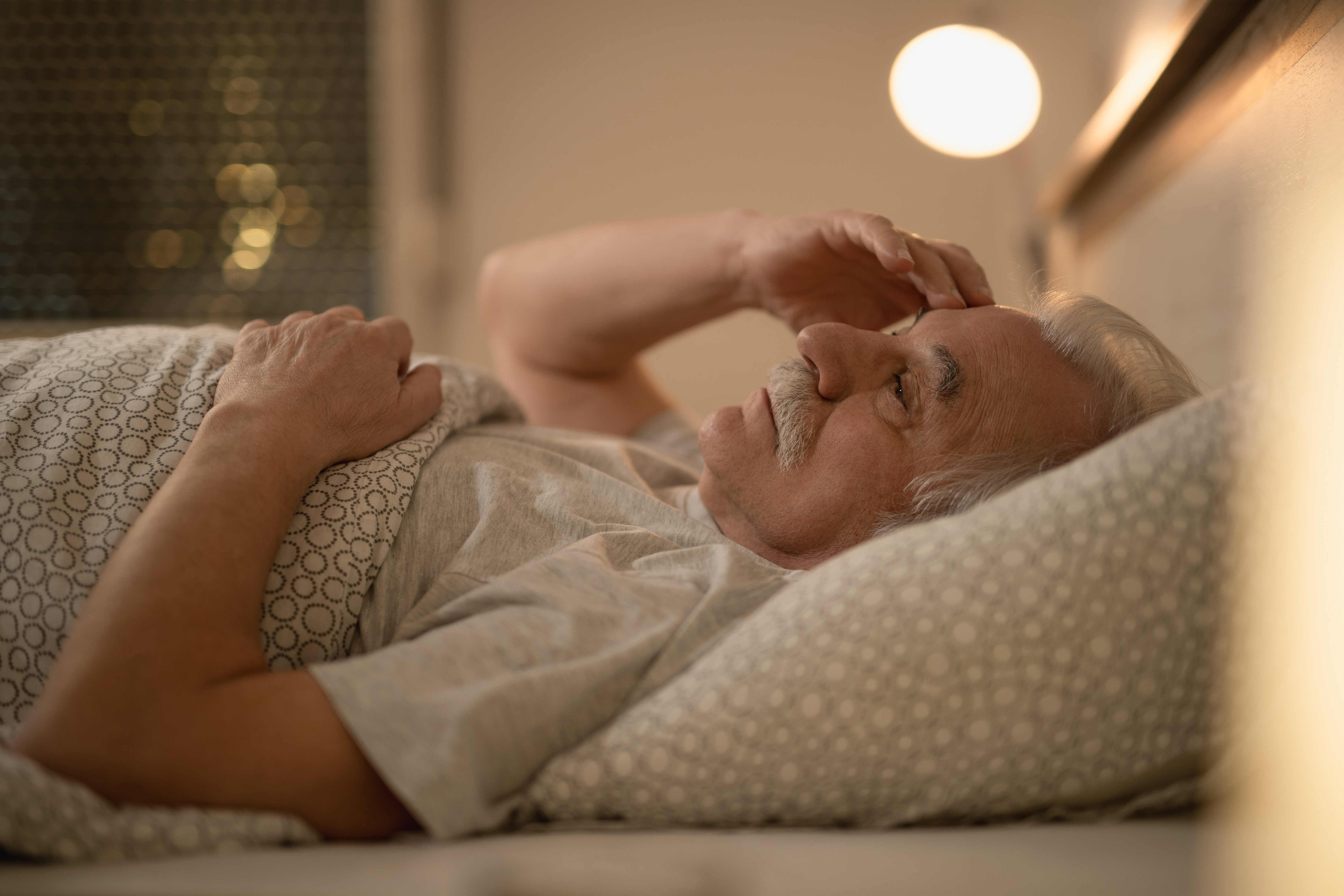homem-senior-preocupado-pensando-em-algo-enquanto-descansava-na-cama-a-noite-1.jpg